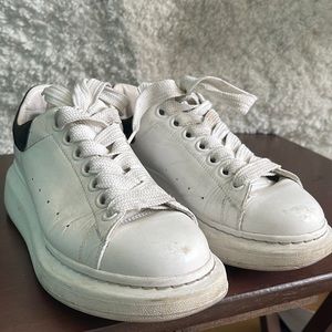 Alexander McQueen Oversized Sneakers in black and white